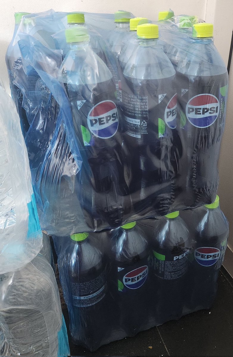 iyel_28's tweet image. 님들 제 프사 왜 다람쥐인 줄 아시나요?
실제로 제 행동이 다람쥐처럼 쟁겨놓고 흐뭇해하기임 쿄쿄쿄

그 증거로 이전에 올렷던 뿌셔뿌셔와
며칠 전에 샀던 제로콜라를 보여드립니닷