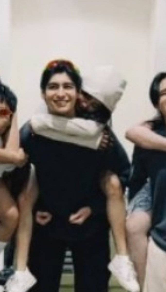 aandreyaa_'s tweet image. Reel                                           Real