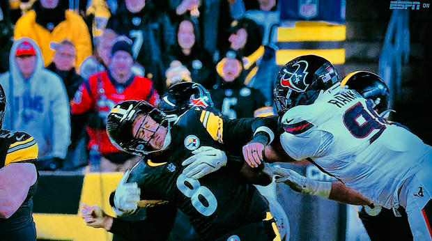 Smith00799's tweet photo. @AaronRodgers12 - this is what I will always picture when ur an jerk to young kids - when ur out playing golf and one young boy all he wanted to do was throw one pass at you so you could throw it back.  Retire already you old fart, and go live somewhere like Mars.  So tired of u. https://t.co/ItDEotxHfn