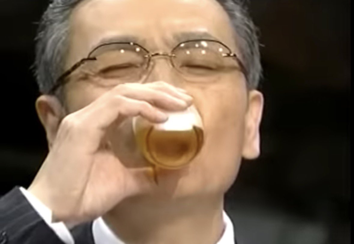 久米宏さん。
ニュースステーションの最終回、ラストシーンでセットの冷蔵庫から瓶ビール、グラス、栓抜きを持ってきて、自分自身に労いの一杯を飲み干して番組終了。
テレビの歴史に残る名シーン……。