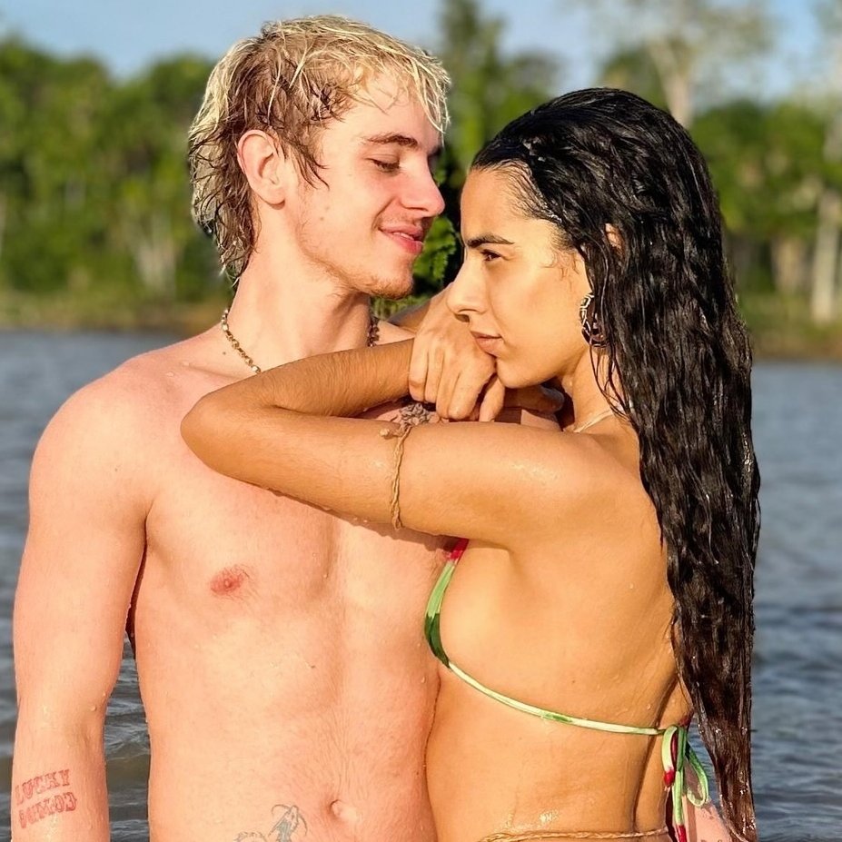 SeriesBrasil's tweet image. Juliano Floss diz que Marina Sena está sempre certa:

"Ela tem 29, eu tenho 21... geralmente, a razão tá do lado dela mesmo. Às vezes, quando a razão tá do meu lado, ela é tão boa de argumento que me faz pensar que eu tô errado." #BBB26