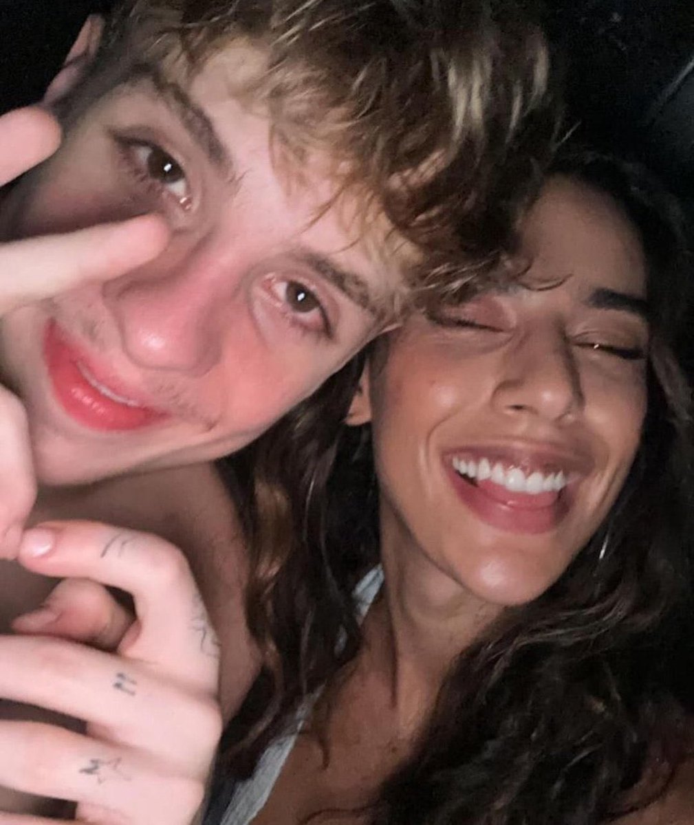 poponze's tweet image. Juliano Floss comenta sobre sua relação com Marina Sena no #BBB26:

“Geralmente, eu tô errado e minha namorada tá certa. Ela tem 29, eu tenho 21... Geralmente, a razão tá do lado dela mesmo. Às vezes, quando a razão tá do meu lado, ela é tão boa de argumento que me faz pensar que…