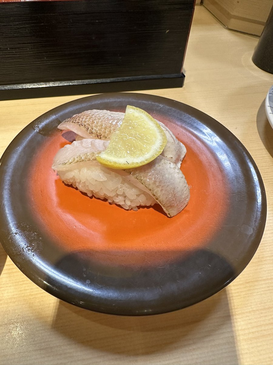 subacount0907's tweet photo. 足の裏から肩まで痛い。先輩キッズの方々からのハイスタへの想いを全身に感じて帰る。あと寿司とラーメンで顔がパンパンに腫れてる。 https://t.co/DvyHS5sSsh