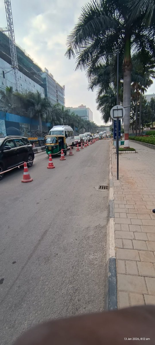 jmalikj's tweet image. @blrcitytraffic 
Can an office bldg administration block half the road for its own whims and fancy while the daily commuters are cramped into a single lane for no reason?
maps.app.goo.gl/WgmaEFVnbR2YQ1…