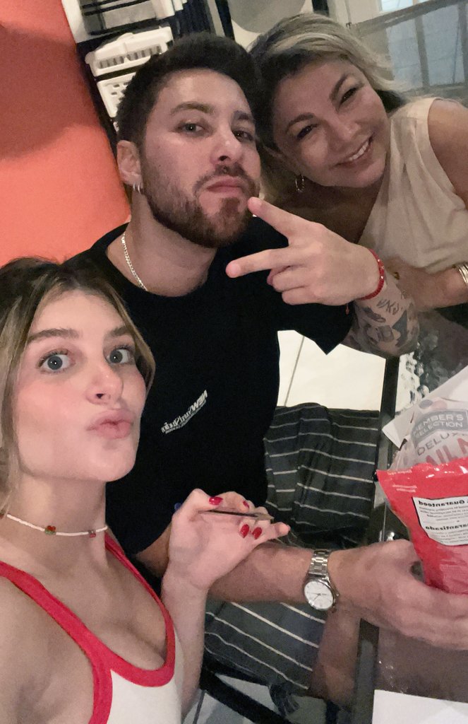 Yo tengo la foto de este momento
Los amo ❤️
vm.tiktok.com/ZMDhGJekK/