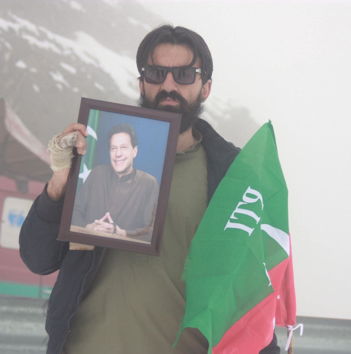 زبیر خان کاکڑ جو بلوچستان قلعہ عبداللہ کے پی ٹی آئی عہدے دار ہیں. وہ 10 جنوری کو کراچی جلسے میں شرکت کے لیے آ رہے تھے. حب چوکی کے بعد ان کا ابھی تک نمبر بند ہے. ان سے کوئی رابطہ نہیں ہو رہا.
آواز اٹھائیں ان کیلئے