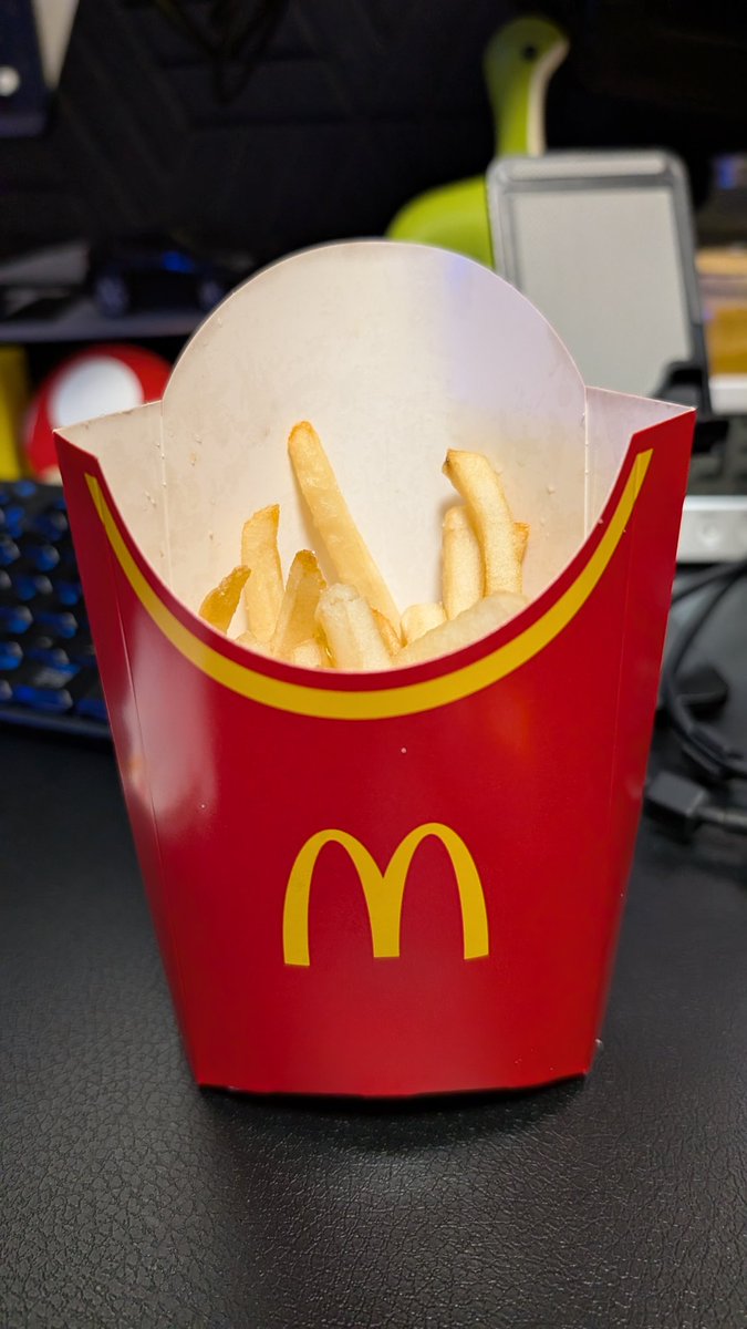 tes0226's tweet photo. Lサイズでこれ少なすぎやろ(食べてません) https://t.co/7jHud4mQ8l
