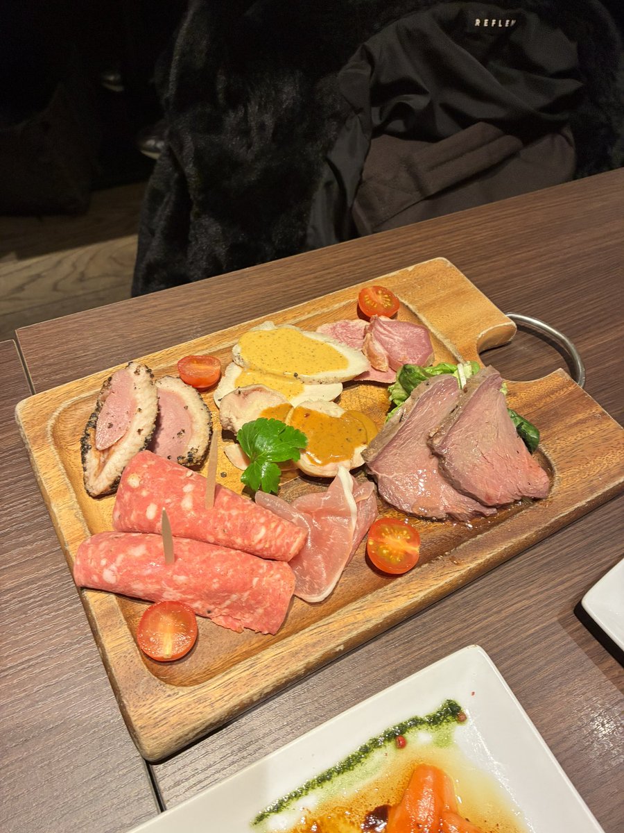 hiroshi5460's tweet image. あかさん
ko-ichiさん
と呑み会でした🍻

何だかんだオタクと話してるのが楽しい😁

 ユグレミオタクの皆様へ
俺、あかさんと別れた段階でのko-ichiさんは決して酩酊状態ではなかったですwww

次はおでん会をやりたいなと思ってます🍢

そして乃木蛍ちゃんに会いたいです♡←心の声

 #イケバル