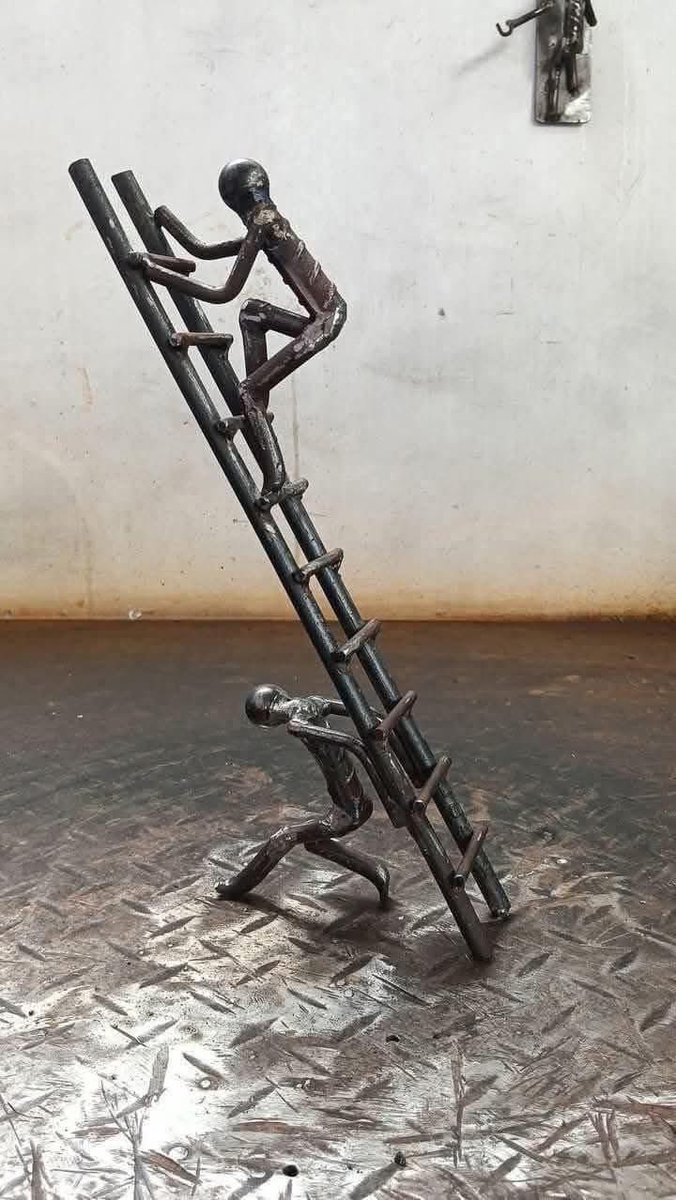 لا تنسَ أبداً من ساعدك، بينما التمس الجميع  الأعذار ."