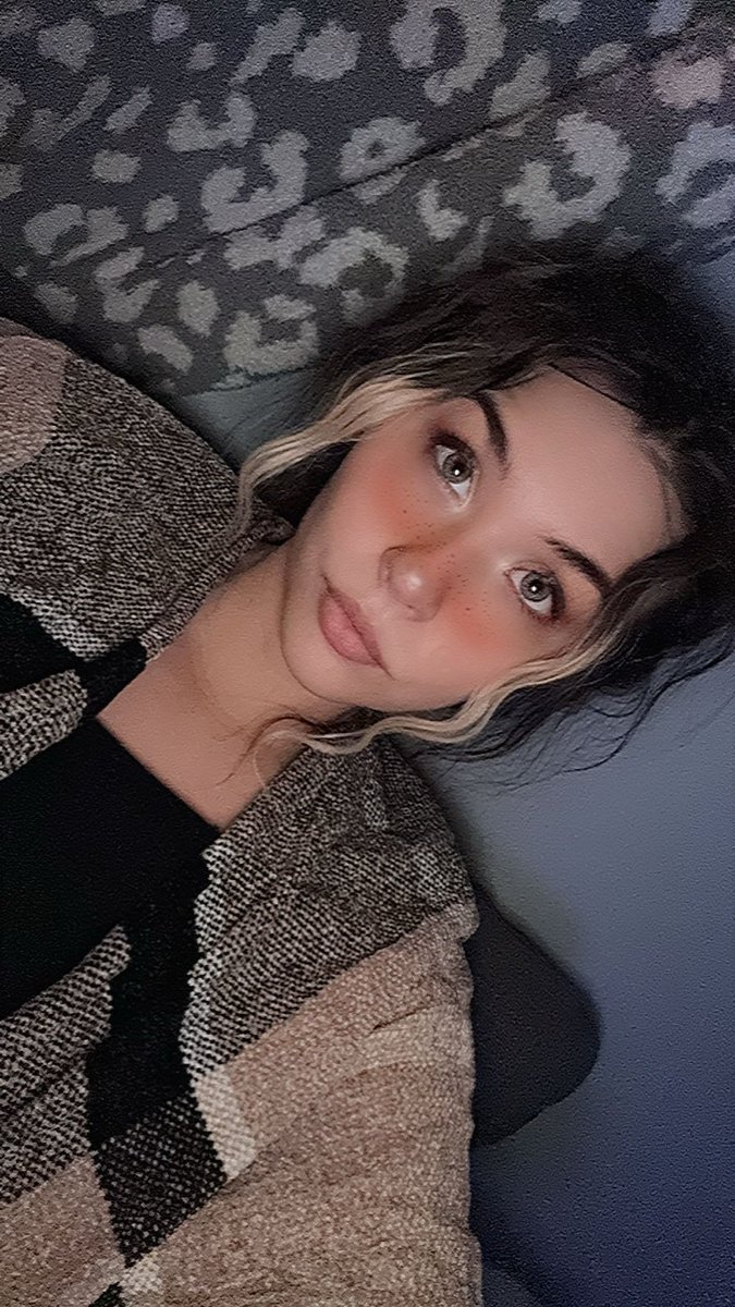Andreamtaylor99's tweet photo. For the next hour anyone who reposts this post gets to see my ✨TITS✨ https://t.co/W8tlHoxeUL