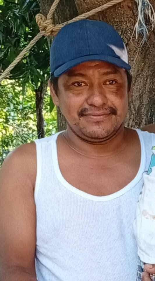 jaimeguerrero08's tweet photo. ⚠️‼️#Extra #Extra‼️⚠️

Lalito el #niño de #Niltepec, #Oaxaca que fue golpeado brutalmente en la cabeza por su padre, lucha por su vida.

En Santiago Niltepec, en la Región del Istmo de Tehuantepec, un niño de seis años identificado como Eduardo, a quien su familia llama cariñosamente Lalito, se debate entre la vida y la muerte tras ser brutalmente agredido por su padre con una botella de cerveza de vidrio el pasado sábado 10 de enero.

El menor presenta fractura de cráneo y sangrado cerebral, y aunque reconoce a sus familiares y responde con sonrisas, los médicos mantienen un pronóstico reservado sobre su recuperación.

Una familiar cercana del niño relató los dramáticos momentos vividos aquella tarde cuando recibió una desesperada llamada de auxilio. 

“El día de ayer (sábado 10 de enero) como a las 6:56 de la tarde, yo recibo una llamada de una muchacha, me dicen que mi abuelita (la mamá del niño) estaba tirada en una casa particular con un niño en el brazo y que el niño estaba muy muy herido”, narró.

Al llegar al lugar, la escena era desgarradora. La madre del menor, en estado de shock, sostenía a Lalito en sus brazos. 

“Cuando yo llego, mi abuela estaba llorando que el niño ya estaba muerto y que su esposo lo había golpeado con una botella de vidrio de cerveza de las grandes en la cabeza”, recordó la familiar.

Sin embargo, al percatarse de que el pequeño aún respiraba, los familiares lo trasladaron de urgencia a recibir atención médica. “Yo le gritaba que me diera el niño, porque lo sentí todavía estaba respirando”, relató.

Durante el traslado, la situación se tornó aún más grave. “En lo que yo lo llevaba al niño, se iba durmiendo y yo lloraba porque pensaba que ya estaba muerto”, confesó la familiar, quien intentaba mantener al niño consciente. 

“Le decía: papi papi, levántate se fuerte le gritaba”.

La condición del menor empeoró rápidamente. “El niño ya iba casi agonizando y empezó a vomitar cuando llegamos al médico”, indicó, describiendo los signos evidentes de un trauma craneoencefálico severo.

Cerca de las nueve de la noche del sábado, Lalito fue trasladado a Juchitán para recibir atención especializada. Hasta este lunes, el menor permanecía internado en espera de ser enviado a la ciudad de Oaxaca para continuar su tratamiento.

Aunque el pequeño muestra algunos signos alentadores, la realidad médica es preocupante. 

“Sonríe casi no puede hablar pero está despierto, pero los doctores no nos dan esperanza dicen que es su cráneo está fracturado y que tiene sangre en el cerebro”, explicó su familiar.

Según el relato familiar, la agresión ocurrió durante una discusión entre los padres del menor. 

“El papá es el agresor. Hubo una discusión con la madre del niño y que en esta situación, el papá golpeó al niño”, señaló. El padre estaba bajo los influjos de bebidas alcohólicas.

El presunto responsable, identificado como Eduardo Pérez López, permanece prófugo. 

Los familiares denuncian falta de apoyo policial: “Ya se hizo denuncia y también se hizo por redes sociales y no, ayer dijeron que andaban aquí en el pueblo la persona culpable caminando por las calles, pero lamentablemente no contamos con el apoyo suficiente del cabildo, de los policías”.

La familia difundió la fotografía del agresor en redes sociales con la esperanza de que sea localizado y detenido.

Los familiares de Lalito exigen a las autoridades que actúen con rapidez para capturar al responsable y solicitan a la ciudadanía unirse en oración por la recuperación del pequeño, mientras esperan un milagro que les devuelva la esperanza de ver a Eduardo sano y salvo.