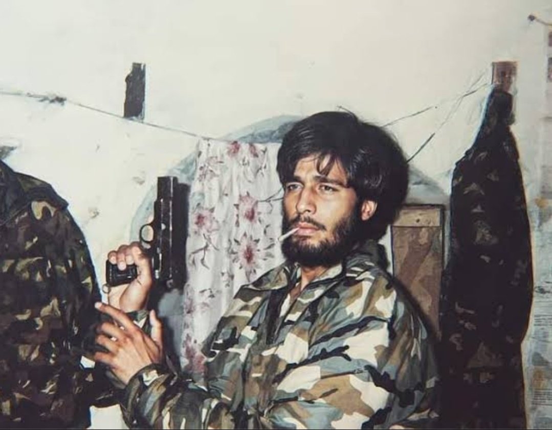 EHuman0's tweet image. Meet Major Mohit Sharma

&amp;gt;​joins the elite 1 Para (Special Forces) 
&amp;gt;goes undercover in Shopian as "Iftikhar Bhatt"
&amp;gt;grows a long beard and blends in so well even the locals don't suspect a thing
&amp;gt;infiltrates Hizbul Mujahideen and sits face-to-face with top terrori$t$
&amp;gt;they ask…