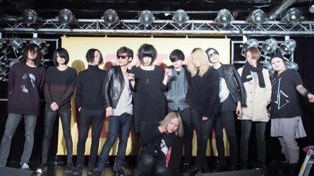 FBに出てきて懐かしかったのでポスト。
渋谷タワレコでのBODY、11年前の今日だったそうです。
ちなみにこのとき私はPLASTICZOOMSのサポート。
 もう帰り支度を済ませたあとだったのでトレンチコート着てる。