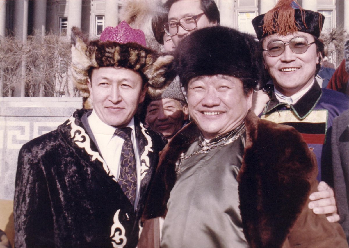 Хамаг жоороо гаргая(зураг). Бид энэ өдөр Үндсэн хуулиа баталж тусгаар тогтнолоо тунхаглаж дэлхий дахинд хүлээн зөвшөөрөгдсөн. Урьд нь биднийг СССР-ийн 16 дахь республик гэж хардаг байлаа. Одоо ардчилсан Үндсэн хуулиа бариад бид иргэний эрхээ эдэлдэг болсон. Үндсэн хууль төрөөс