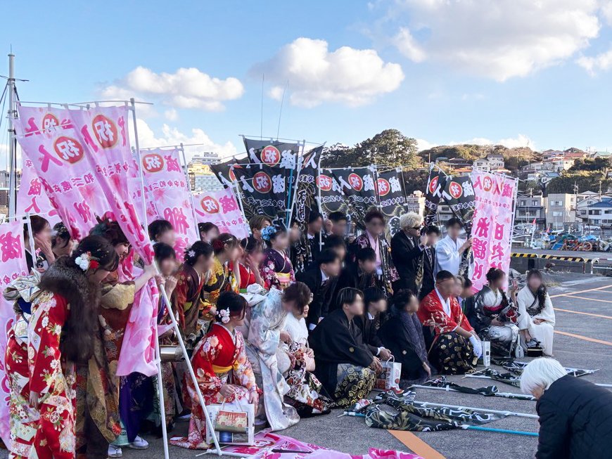 1/11に東伊豆町「二十祭」が執り行われました！

今年も色とりどりの振袖や袴が素敵ですね☺

今年は稲取地区のご家族から二十歳の皆さんへ特別な「のぼり」がプレゼントされたそうで、彼らの記憶に残る日になったことでしょう。

決意を新たに、それぞれの道を前進していただきたいですね✨