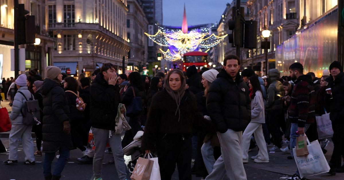 ReutersUK's tweet photo. UK consumers cut spending in December by most since 2021, Barclays says https://t.co/b5P5nPES2d https://t.co/AkCQwq9Tiu
