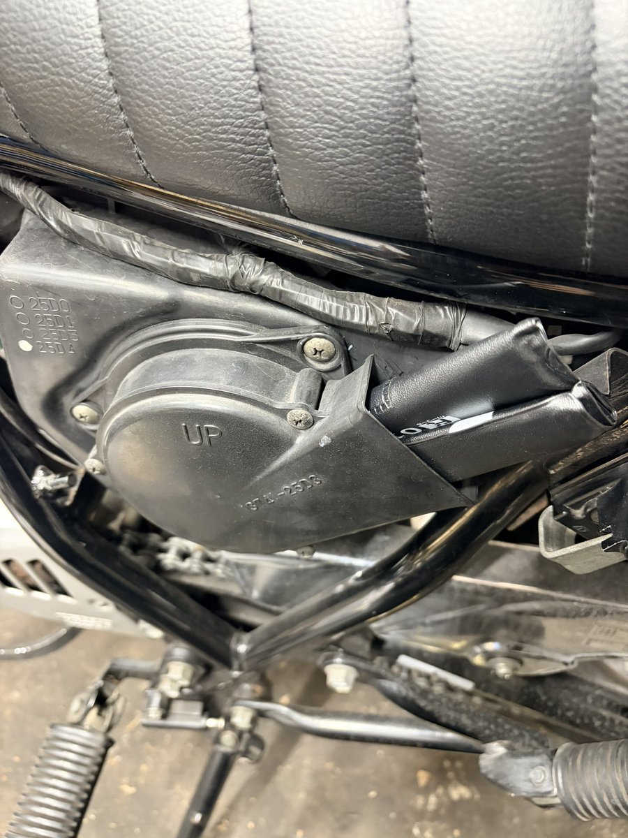 ToMotorcyc's tweet photo. バ◯◯王のコンパクトな書類入れがピッタリ収まって、とってもスマートですね

エンジンはもちろん吹け上がりませんので
スピードも出なくて安心です☺️ https://t.co/LNwt22iWJm