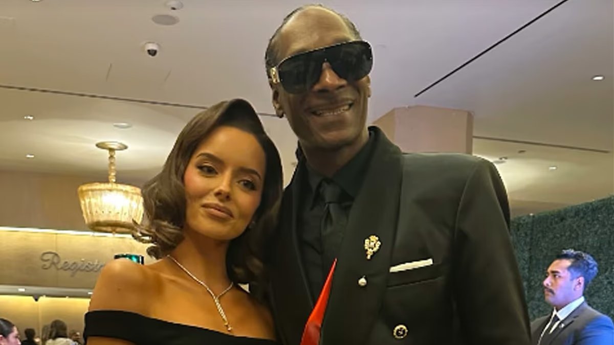 Love Island star Maura Higgins stuns at the 2026 Golden Globes and shares an unexpected red carpet moment with rapper Snoop Dogg!    dailymail.co.uk/tvshowbiz/arti…