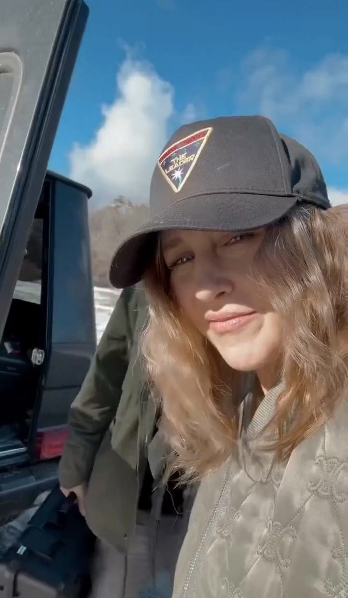 I’m more and more convinced that Vera’s actually keeping a low-key eye on her fans. Ever since that whole hair drama went down, her hair’s been smooth every time she shows up.