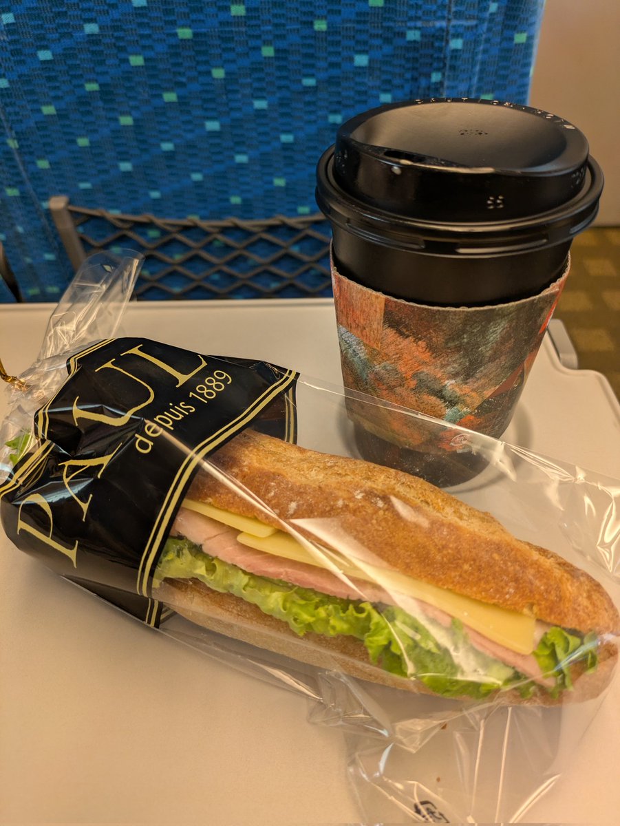 平日の遠征日帰りなんて普段は絶対やらないけど、今日が私的最初で今ツアー最終日、絶対諦めたくなくて来てしまった😂!隣には娘ら2人😂。名古屋に着いたら母に託します!娘達は久しぶりにばぁばと過ごす束の間の"遠足"（なんとコストのかかる遠足よ😂）。玉置さん、行くよー!
#玉置浩二
#愛知芸術劇場