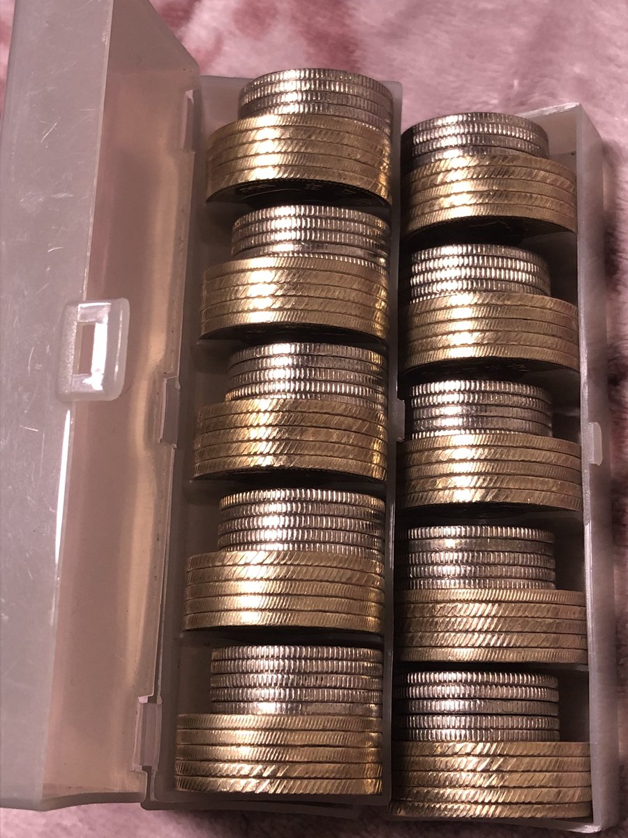 即売会で会計する時に活用してるライフハックはコレ（500円玉ケースに500円玉5枚100円玉5枚の3000円配列）です。 他にもケースに硬貨10枚 で埋めちゃうと、取り出しにくくなるから、各9枚ずつセットすると硬貨1枚分のスペースが出来てすぐに取り出せるぞ。