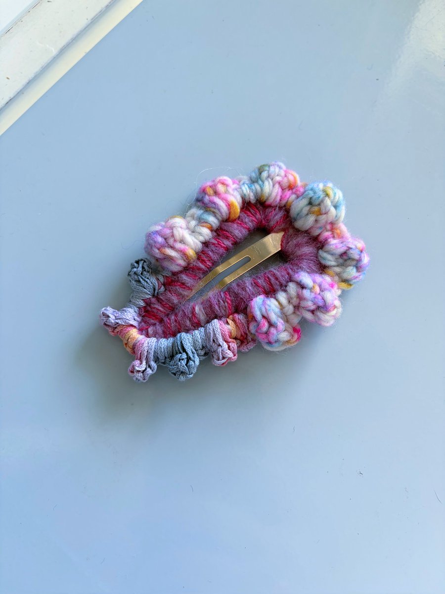 春以降も使えるようなぱっちんもひとつだけ。でもモフモフボリューミーなのも好きなんだよなー
#三叉灯　#下北沢　#へロメ　#ぱっちん