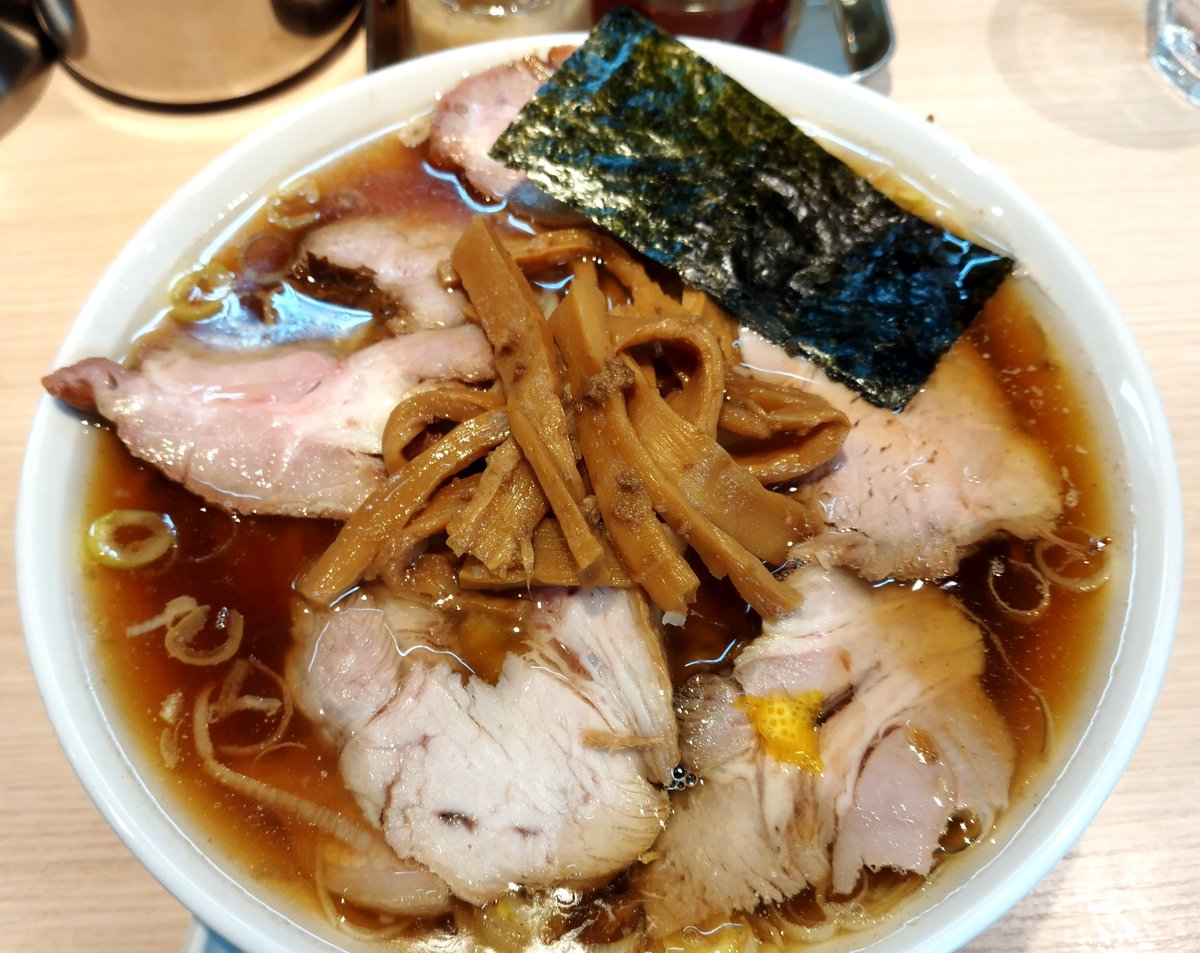 2週間ぶり再訪。前回と同様に中盛。
【写真】中華麺 1200円（トッピング：チャーシュー・ハーフ 250円）
前回よりも煮干し感強め。その分塩味（えんみ）も印象的。
生卵を店側が推奨。なるほど、生卵を付けると良いのかも。
麺の茹で方が良い。チャーシュー、メンマも高品質。
#桜上水船越