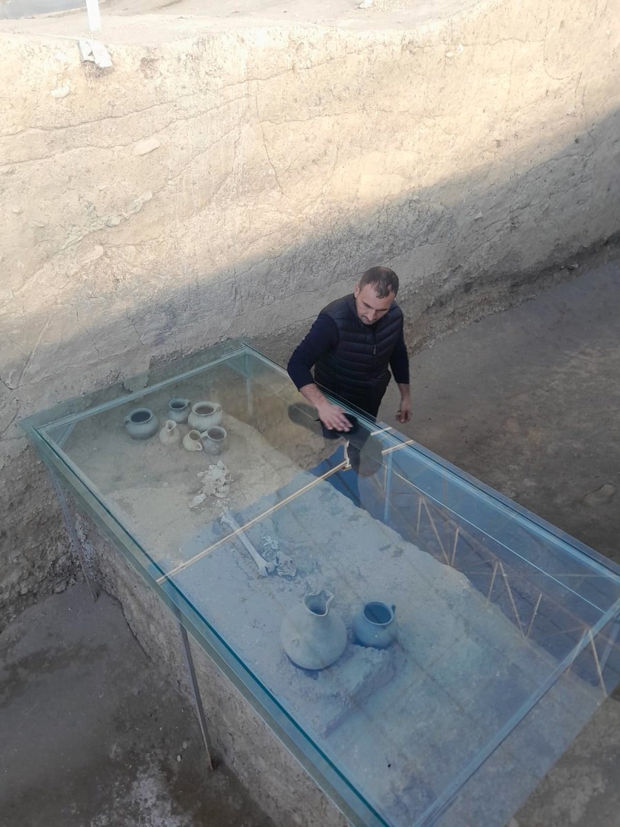 Qəbələ Dövlət-Tarix Bədii Qoruğunun kollektiv üzvləri tərəfindən Arxeoloji ərazidə və konservasiyaların daxilində küləkli hava şəraitinin verdiyi fəsadlar aradan qaldırılır.
Tarixi-mədəni məkanlarımızı birlikdə qoruyaq!