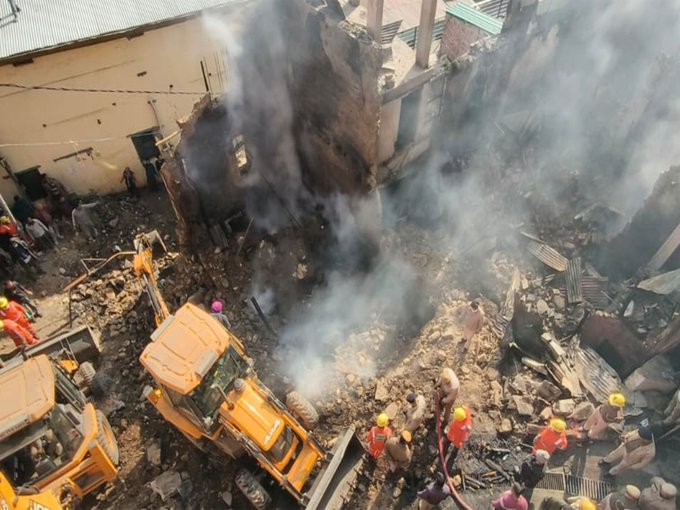 airnews_mumbai's tweet image. #HimachalPradesh: सोलन जिल्ह्यात अर्की इथल्या जुन्या बसस्थानकाजवळ लागलेल्या आगीत चार मजूरांचा मृत्यू, तर पाच जण बेपत्ता   

मदत आणि बचावकार्य सुरु असून, अजूनही पाच जण ढिगाऱ्याखाली अडकल्याची भीती व्यक्त केली जात आहे.  

#Solan #Arki #FireAccident