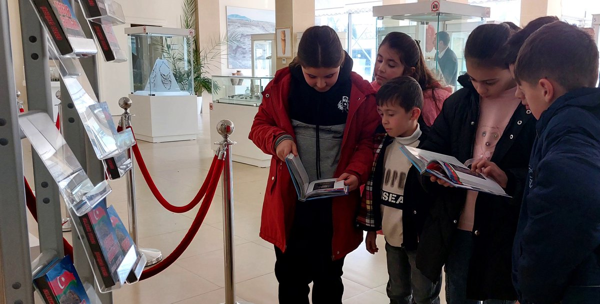 Orta məktəb şagirdləri Qəbələ Arxeoloji Mərkəzi ilə yaxından tanış olublar.
Burada azyaşlı şagirdlərə sərgi salonlarında nümayiş olunan tarixi eksponatlar haqqında məlumatlar verilmiş, onları maraqlandıran suallar qoruğun ekskursiyaçısı tərəfindən cavablandırılmılşdır.