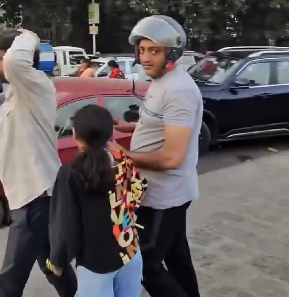 MeruOnX's tweet image. Shocker from Mumbai. Openly littering into the water with a look of pride, and dragging her daughter along to witness it. This is how civic sense dies- generation by generation.😞💔