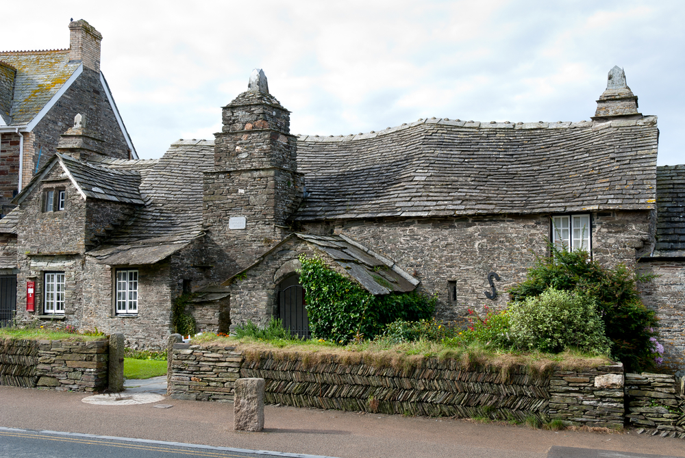 This ancient building - the Tintagel Post Office has to be one of the oldest houses in Cornwall &amp; is certainly very distinctive. Its delightfully ramshackle appearance makes it seem like something out of a Grimm’s fairy tale! But it has a history too!  ow.ly/POKE50SMt8P