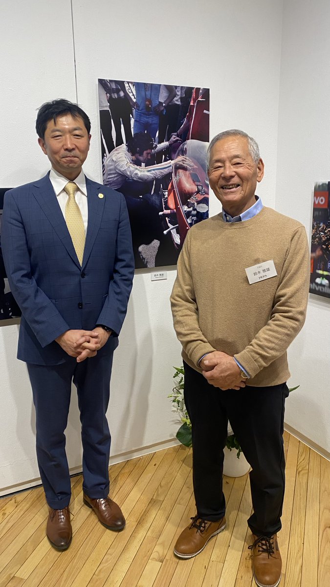tomo39504's tweet photo. 1月11日の午後、2026年日本レース写真家協会報道写真展『COMPETITION』」を訪問。

会場で、鈴木雅雄さんと展示作品の前で一緒に写真を撮らせていただきました。

#JRPA #日本レース写真家協会 #COMPETITION #モータースポーツ #モータースポーツフォトグラファー #鈴木雅雄 #AXISGallery https://t.co/kksLWq5Cjv