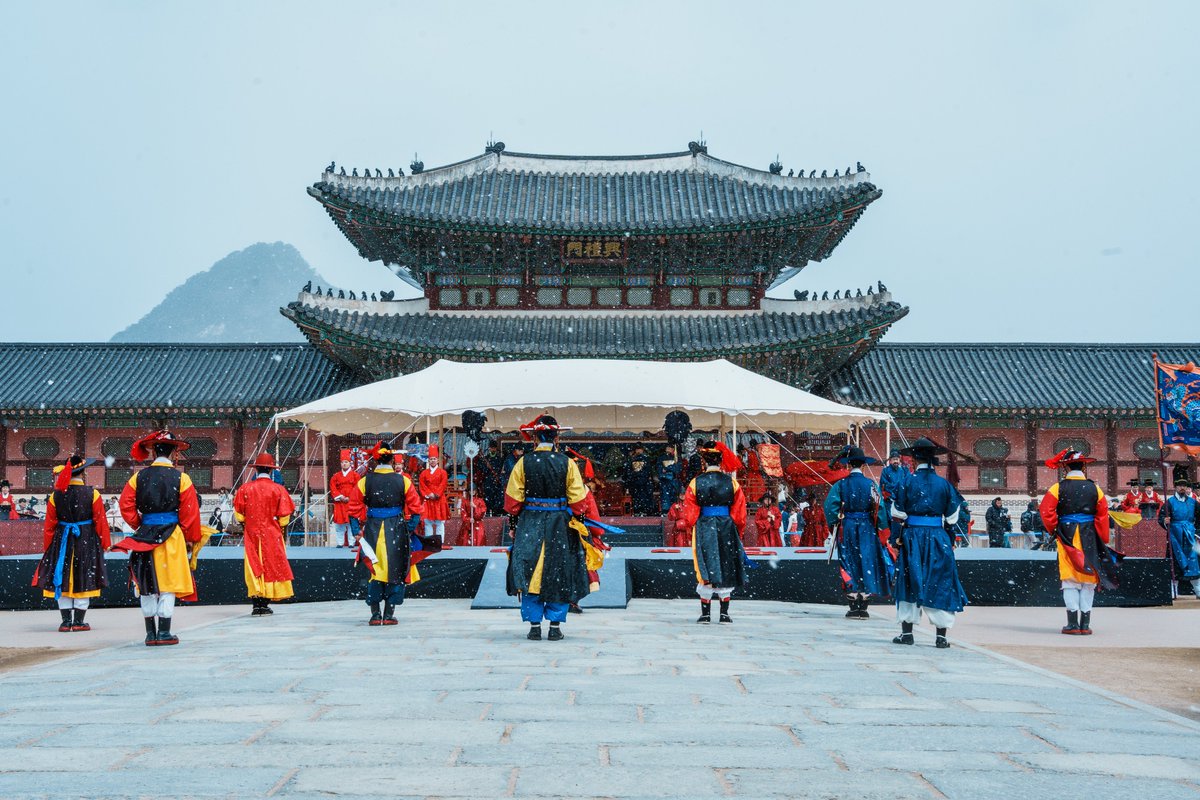 KHeritageAgency's tweet image. 바람에 휘날리는 옷자락🌬️
하얀 눈 속에서, 잠시 멈춘 듯한 시간
사극 엔딩 크레딧처럼 흘러가던 순간😌

❄️
❄️
❄️

눈이 내리는 궁궐 안에서
붉고 푸른 전통 의복을 입은 사람들이
아무 말 없이 자리를 지키고 서 있던 이 장면은
작년 3월 30일, 전국 수문장 임명의식의 한 순간입니다.