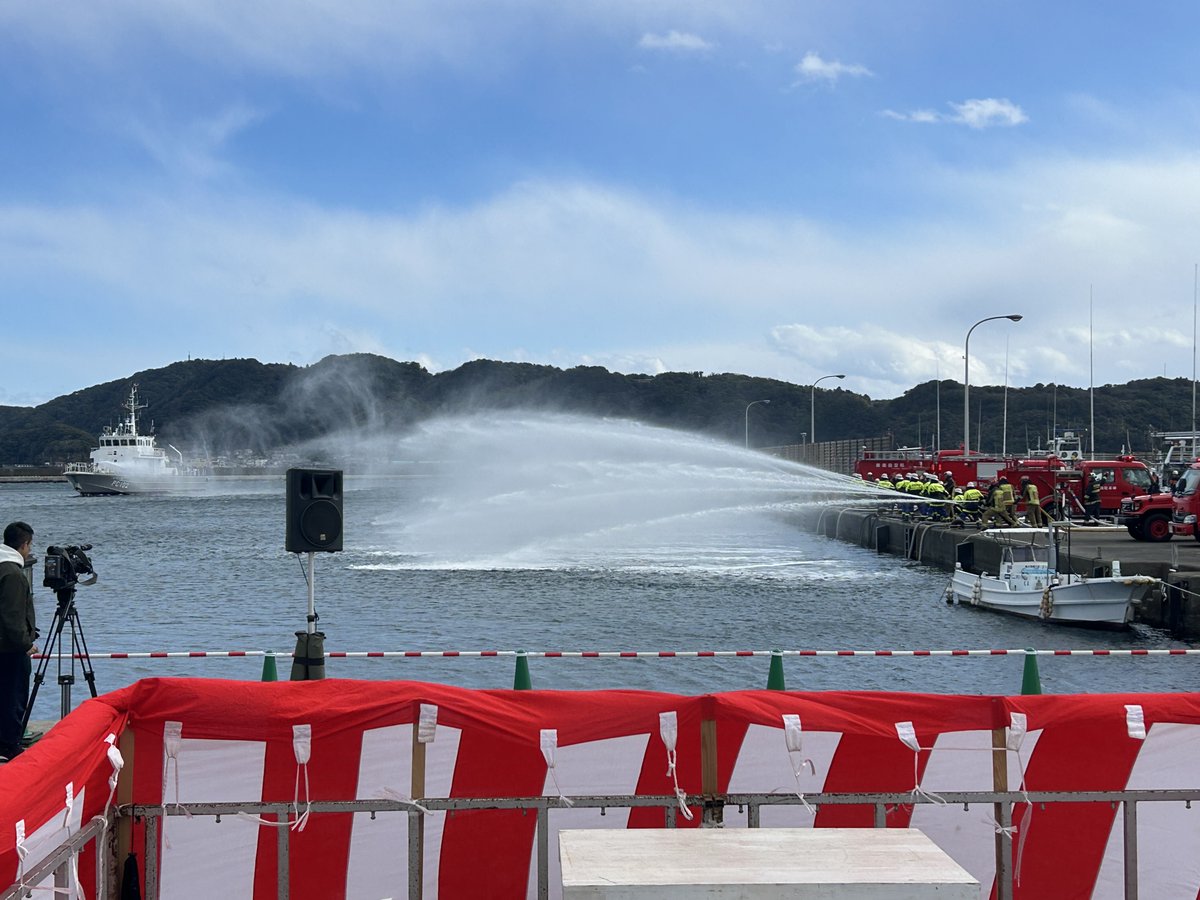 1月11日(日)、新宮市・那智勝浦町・古座川町・串本町にて消防出初式が行われました。
功労者表彰や一斉放水などが実施されました。