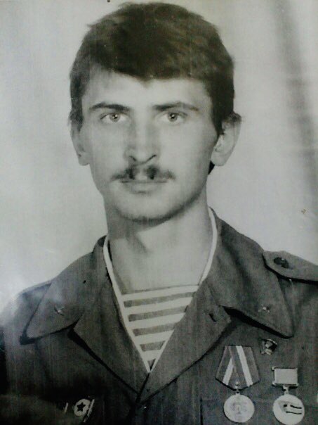 PLuWex's tweet image. ..Три секунды было у него чтобы принять решение: попытаться уцелеть самому или заслонить собой товарищей. Он успел 
крикнуть: «Мужики, ложись!» и принял на себя весь удар гранаты

Игорь Чиликанов, воин-афганец, май 1995. Грозный. Герой России (посм)

Сегодня ему исполнилось бы 58