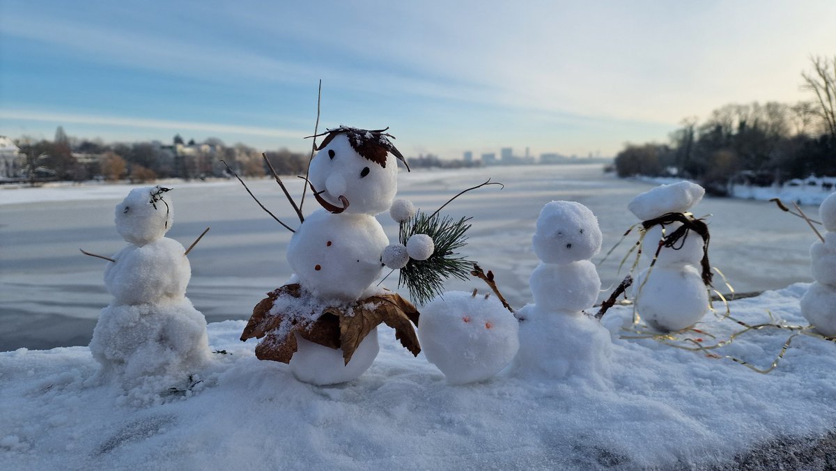 HHguidemelanie's tweet image. Weiter geht's ❄️✨️😍

Schnee Figuren auf der Krugkoppelbrücke, Hamburgs eiskalte Antwort auf Schneemann - Shaming.

Leider wurden diese Kunstwerke zum 2. Mal zerstört 😔

Online kann man diese Liebe nicht zerstören 🥰

Teilt diese Liebe in die Welt, Teil 3 🫶