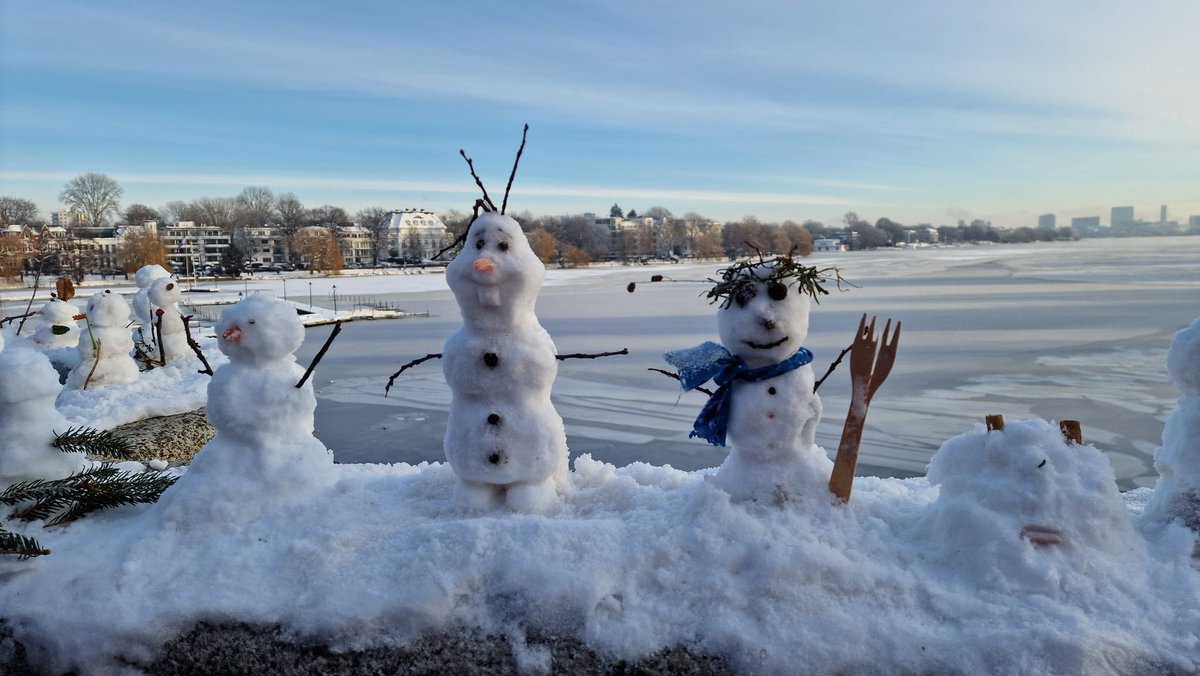 HHguidemelanie's tweet image. Weiter geht's ❄️✨️😍

Schnee Figuren auf der Krugkoppelbrücke, Hamburgs eiskalte Antwort auf Schneemann - Shaming.

Leider wurden diese Kunstwerke zum 2. Mal zerstört 😔

Online kann man diese Liebe nicht zerstören 🥰

Teilt diese Liebe in die Welt, Teil 3 🫶