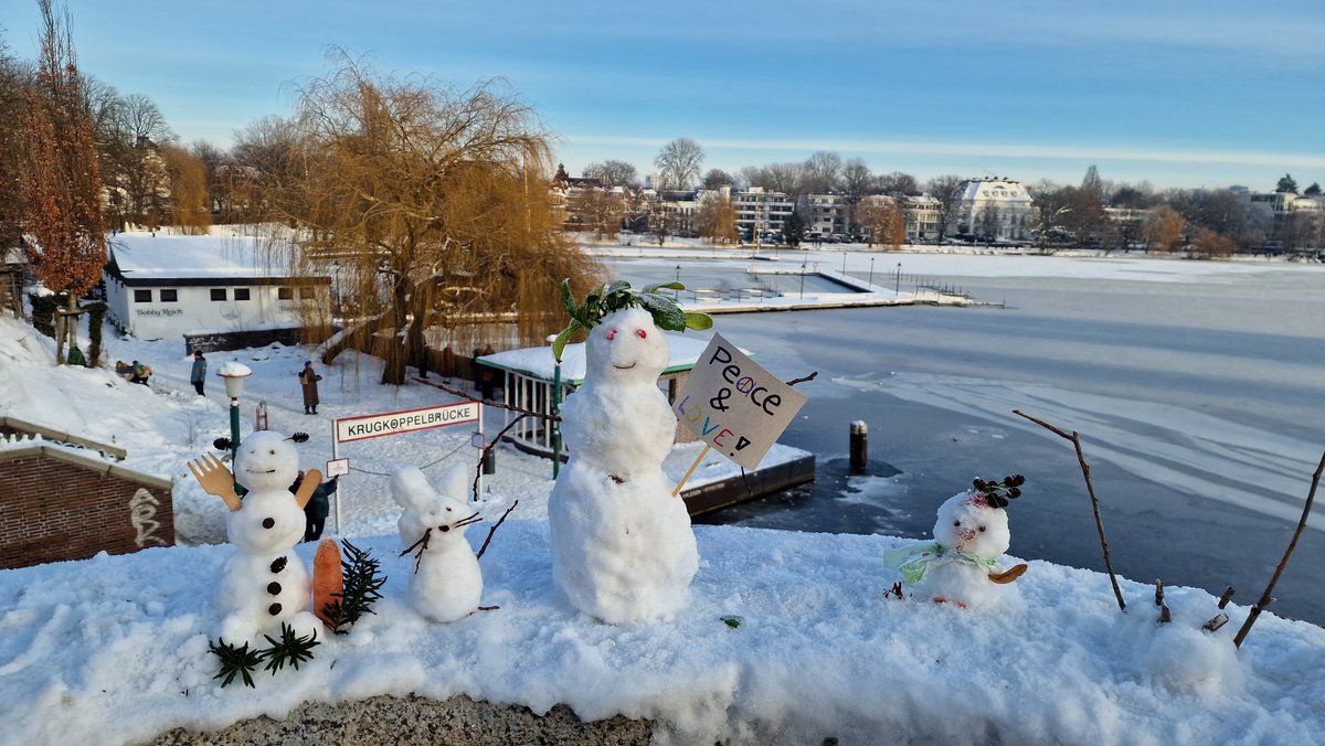 HHguidemelanie's tweet image. Weiter geht's ❄️✨️😍

Schnee Figuren auf der Krugkoppelbrücke, Hamburgs eiskalte Antwort auf Schneemann - Shaming.

Leider wurden diese Kunstwerke zum 2. Mal zerstört 😔

Online kann man diese Liebe nicht zerstören 🥰

Teilt diese Liebe in die Welt, Teil 3 🫶