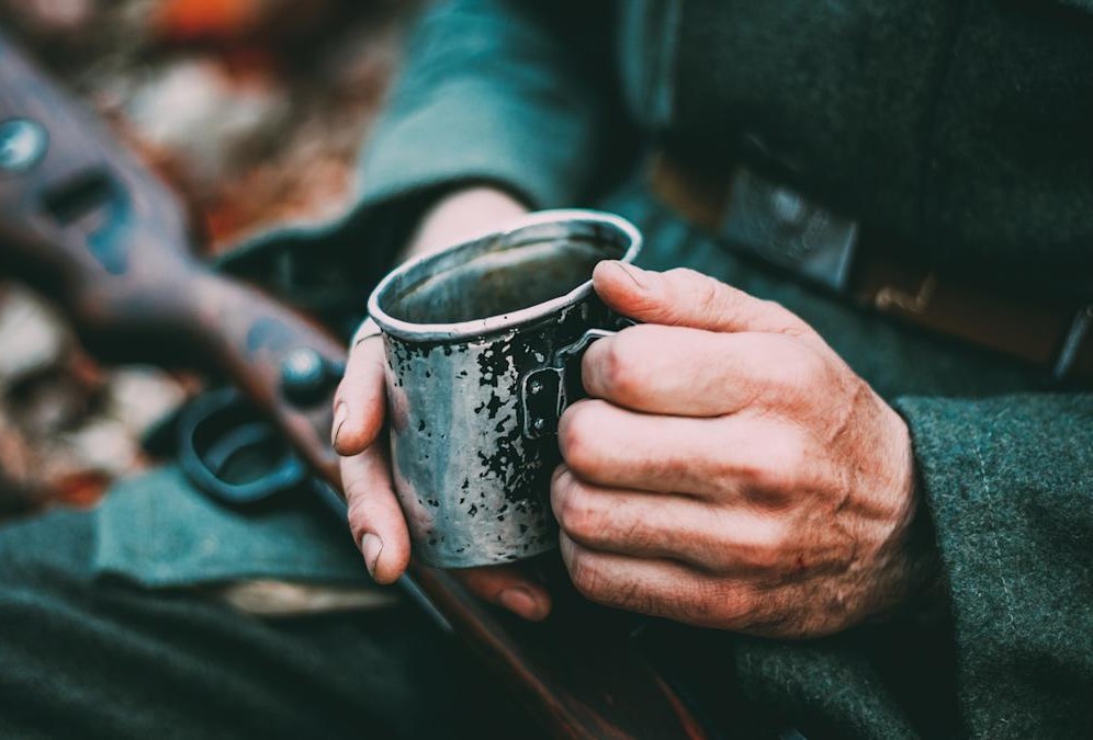 "تعلمتُ من الحياة أن كل الحروب التي خضتها كانت حروباً وهمية، فلم يبقَ أحد في الميدان غيري مع فنجان قهوة أحتسيه!  صباح الخير