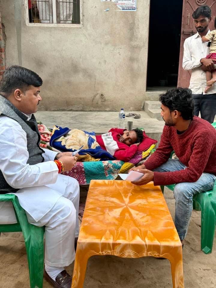 AnkitParihar9's tweet photo. अपने भगवंतनगर परिवार की सेवा करने में जो संतुष्टि मिलती है उसे बयां नहीं कर सकता, ये मेरी जिम्मेदारी है कि एक एक परिवार के सुख दुख में शामिल रहूं, बीते दिनों पता चला कि सिकंदरपुर कर्ण क्षेत्र के गांव रानीपुर के रहने वाले 16 साल के कृष्णा और डौड़ियाखेड़ा गांव के 22 वर्षीय सूफियान के अस्वस्थ होने और इलाज में आर्थिक परेशानियों की जानकारी मिली.... दोनों युवाओं के इलाज के लिए आर्थिक समस्या को दूर करते हुए इलाज में लगने वाली राशि के प्रपत्र दोनों के परिवारों को सौंपकर वादा किया कि आगे कहीं भी कोई जरूरत होगी तो आपका ये भाई दिन रात हाजिर रहेगा... 

शुक्रिया ईश्वर का, जो वो बार बार मुझे निमित्त बनाकर परिवारजनों की सेवा का अवसर देता है...
सर्वदा आपका
अंकित सिंह परिहार

#166भगवंतनगर