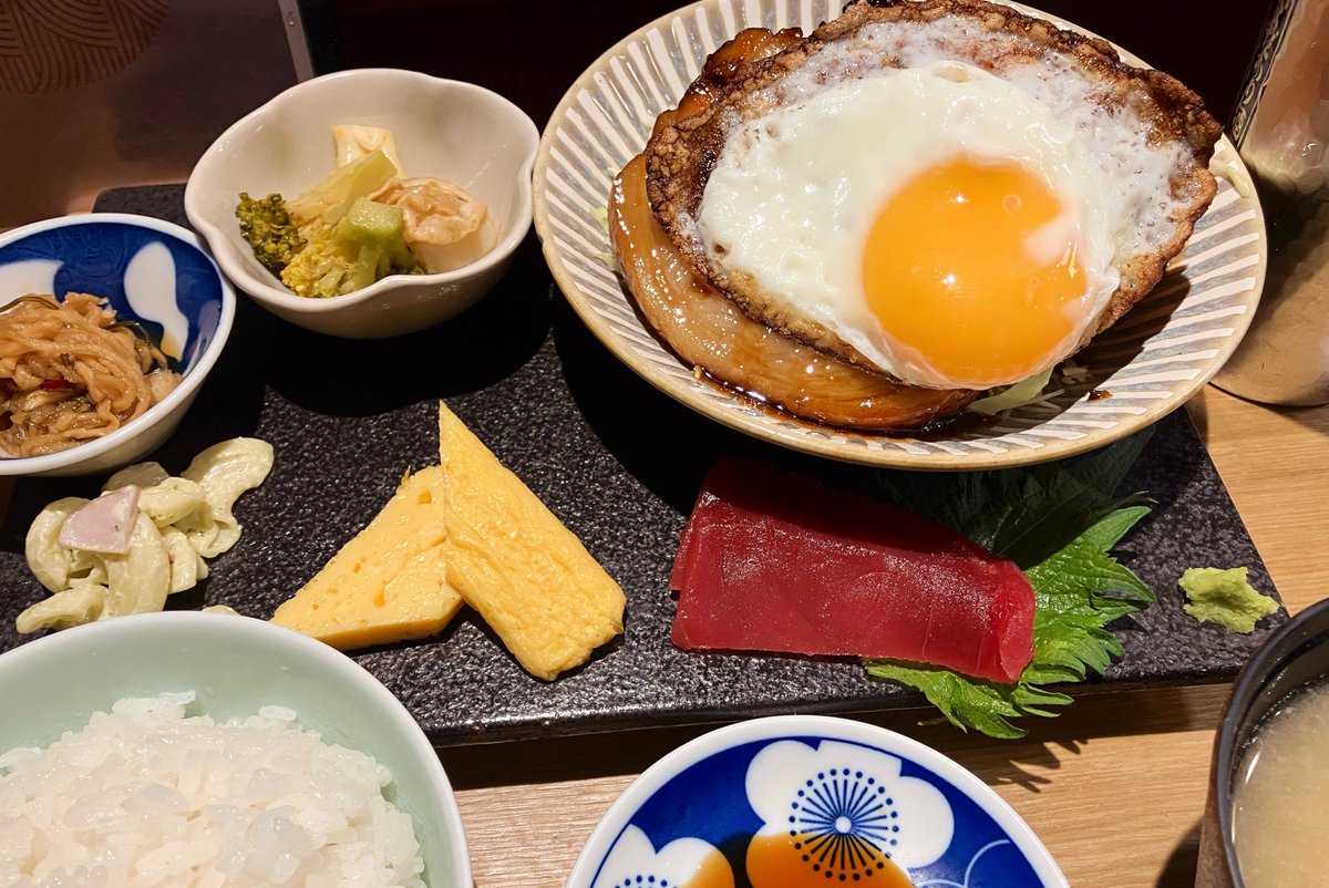 チャーシューエッグも小鉢もおいしかったんだけど、店員さん同士で「まだメニュー決まってないのに呼ぶ人なんなんだろうね」みたいなことをずっとグチグチ言ってたのは受け入れ難かったな…お客は別に神様ではないけど人間ではあるので小言と上から目線の接客はほどほどがいいかも？