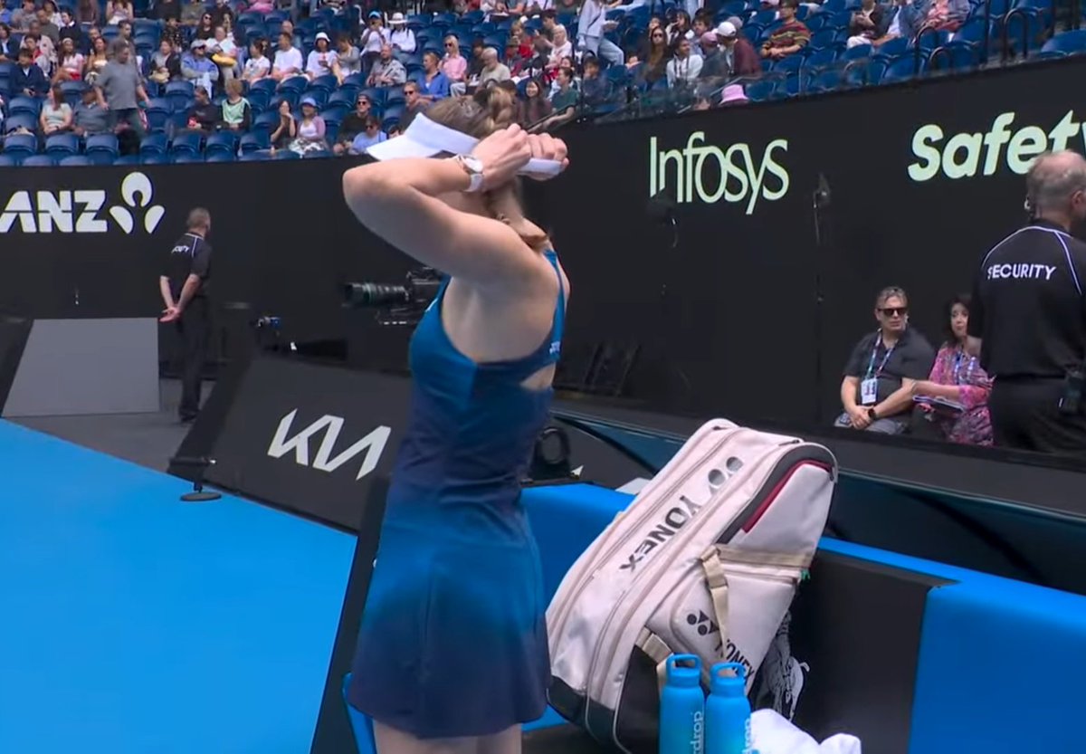 mariahSal_99's tweet image. Rybakina's AO kit...i think it looks good! 😭💜