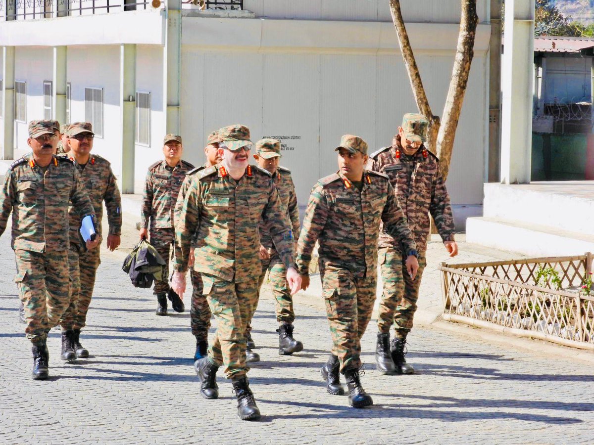 JaiHind_KiFauj's tweet photo. अग्रिम मोर्चों पर तत्परता की परख—#SpearCorps हर चुनौती के लिए पूरी तरह तैयार।
ऑपरेशनल रेडीनेस से लेकर IMACC की तैयारी और ड्रोन इनोवेशन तक, सैनिकों का जज़्बा और कौशल अनुकरणीय है। 🇮🇳⚔️
#IndianArmy #SpearCorps #ArunachalPradesh #OperationalReadiness #ForwardAreas #AdventureVillage https://t.co/btumS7lGWe