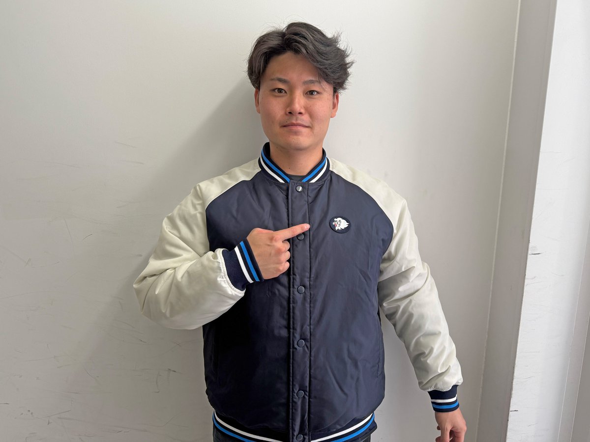 秋山俊 選手が着用している「スタジアムジャンパー」は、2026年度