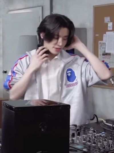 'ไม่ชอบกินเหล้าไม่ใช่เหรอวะ'
"อือ ไม่ชอบ"
'แล้วมาที่นี่ทำไมบ่อย ๆ'
"วิวสวย"
'ตรงไหน'
"ตรงดีเจ"