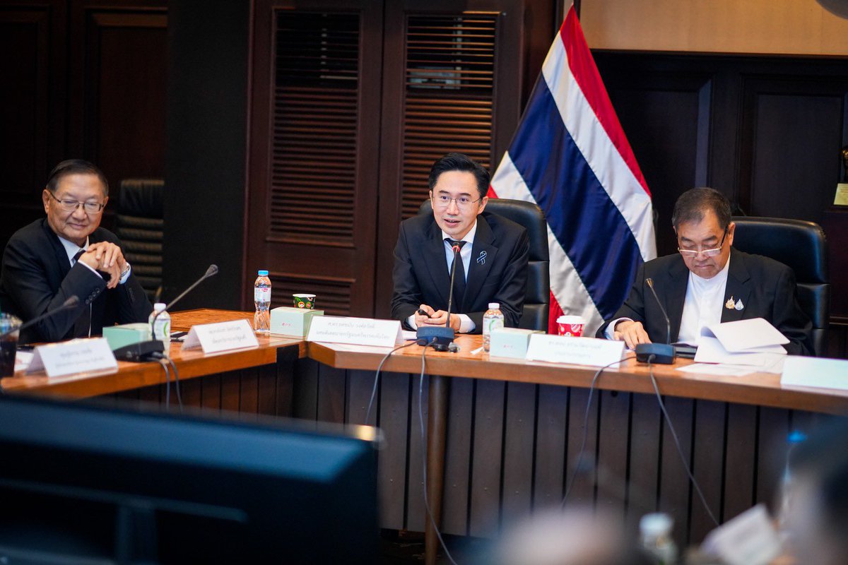 YodchananW's tweet image. 💪🏻 ยกเครื่องเศรษฐกิจไทยด้วย 3 นวัตกรรม เพื่อทางรอดของทุกคน

ผมและทีมเศรษฐกิจพรรคเพื่อไทยมีโอกาสไปแลกเปลี่ยนร่วมกับสภาหอการค้าแห่งประเทศไทยมาครับ 

โจทย์สำคัญคือการหาสมดุลว่าสิ่งที่พวกเราคิดกับสิ่งที่ภาคธุรกิจต้องการตรงกันหรือไม่ เพื่อให้มั่นใจว่านโยบายที่เราจะทำ "ทำได้จริง"…