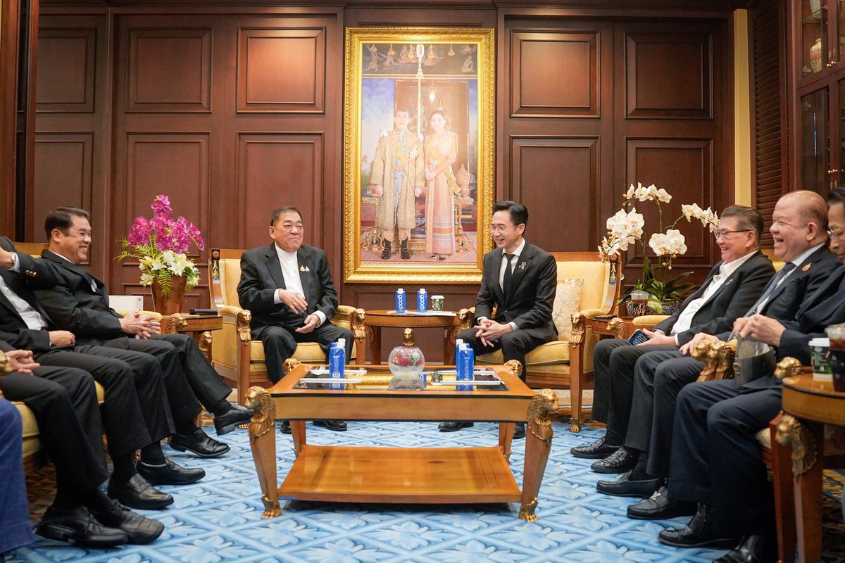 YodchananW's tweet image. 💪🏻 ยกเครื่องเศรษฐกิจไทยด้วย 3 นวัตกรรม เพื่อทางรอดของทุกคน

ผมและทีมเศรษฐกิจพรรคเพื่อไทยมีโอกาสไปแลกเปลี่ยนร่วมกับสภาหอการค้าแห่งประเทศไทยมาครับ 

โจทย์สำคัญคือการหาสมดุลว่าสิ่งที่พวกเราคิดกับสิ่งที่ภาคธุรกิจต้องการตรงกันหรือไม่ เพื่อให้มั่นใจว่านโยบายที่เราจะทำ "ทำได้จริง"…