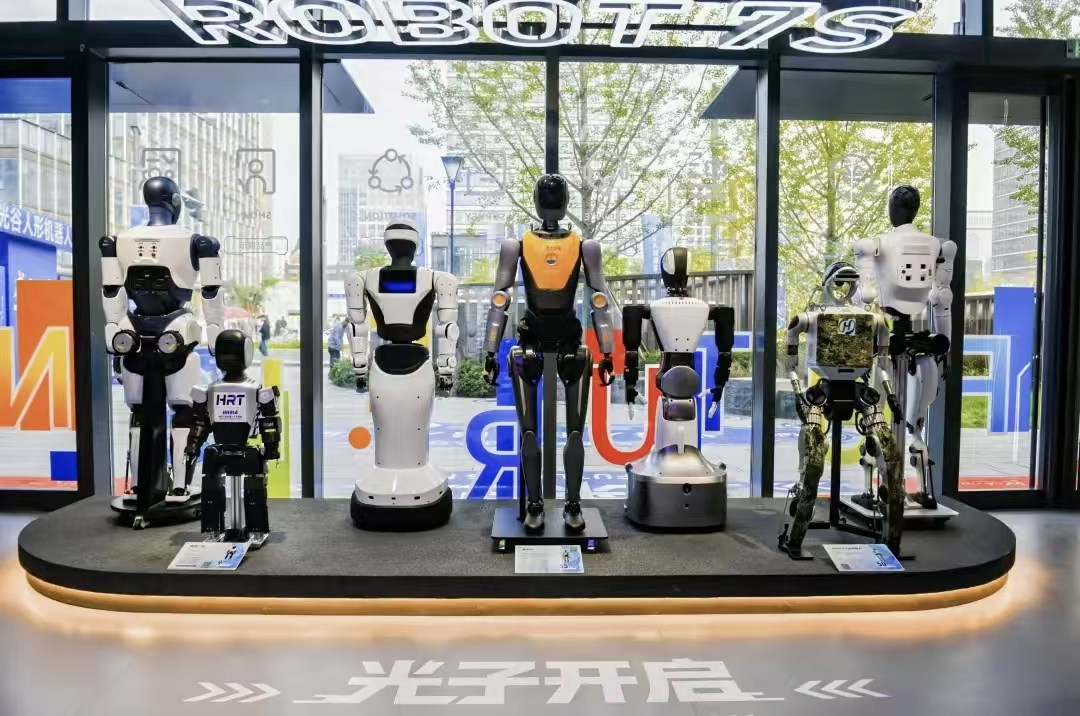 OpticsValleyCN's tweet photo. 🤖 In just two months, #OVC's 7S #humanoid #robot store has drawn 18,000 visitors eager to experience humanoid robots up close, bringing sales, service, showcases, and training under one roof.
#OVCBiz #OVCIndustry https://t.co/3qDBE3Xb0p