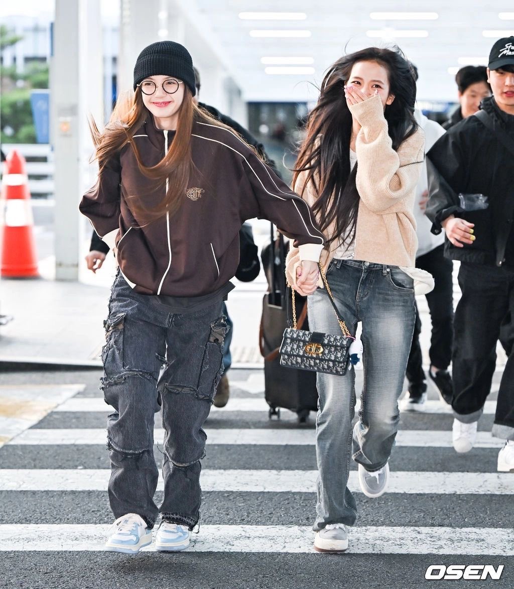 JisooStarHeart's tweet photo. @lisademanoban This photo was my cover for a while, their smiles are beautiful #Liso #BLACKPINK 💖💖 https://t.co/XW3mcWvq88